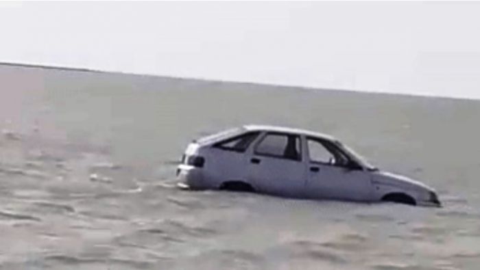 10 авто под водой в Атырауской области: видео прокомментировали в МЧС