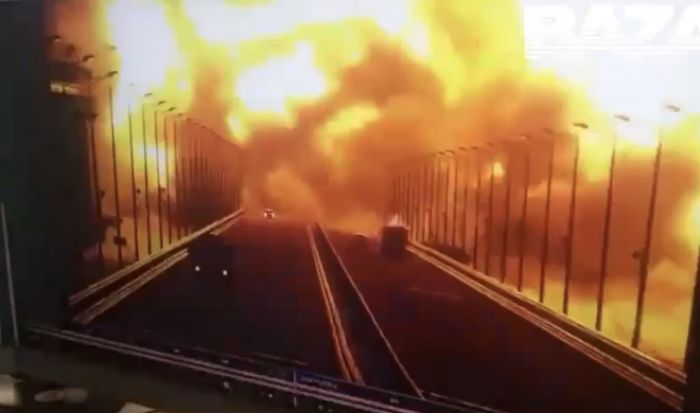 Момент взрыва на Крымском мосту - видео