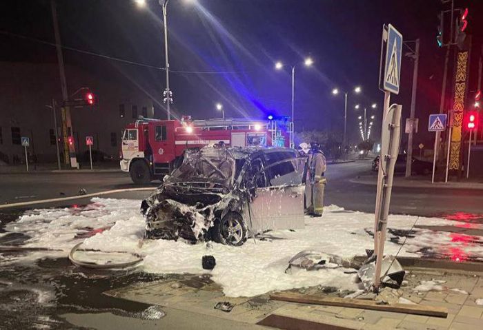 В Атырау в результате ДТП сгорел автомобиль 