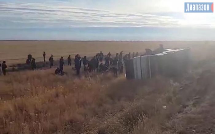 Автобус с вахтовиками перевернулся в Актюбинской области, есть пострадавшие 