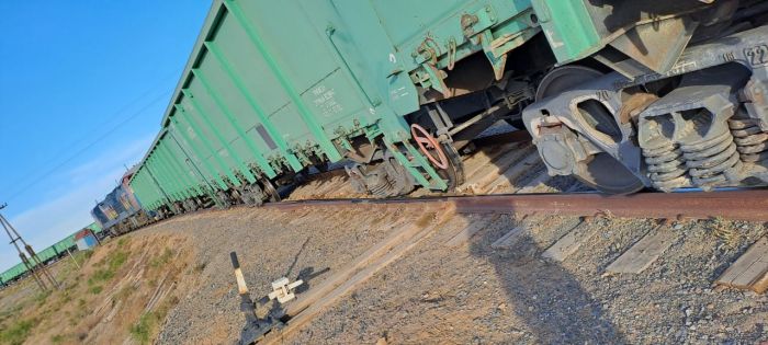 Три грузовых вагона сошли с колёс в Атырауской области