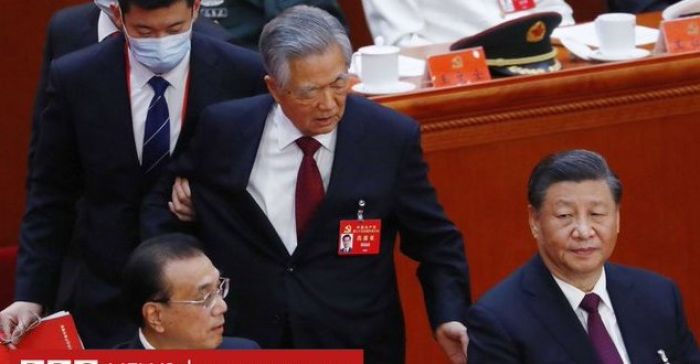 Бывшего лидера Китая Ху Цзиньтао вывели под руки из президиума на съезде КПК 