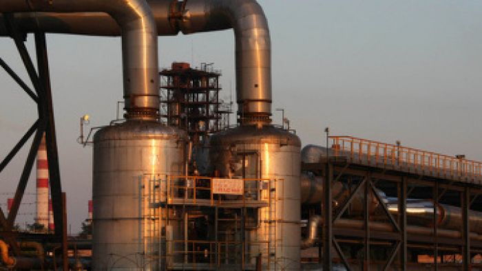Нефтеперерабатывающий завод горит в Шымкенте