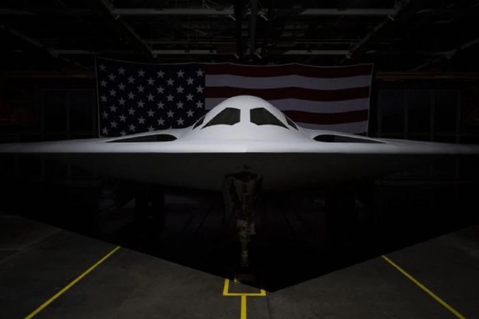 В США представили новый бомбардировщик-невидимку B-21 Raider (видео) 