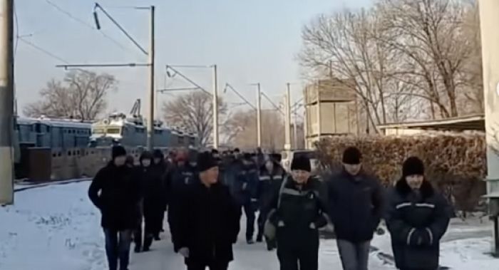 Работники Таразского локомотивного депо вышли на забастовку 