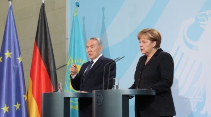Назарбаев обсудил с Меркель события в Жанаозене