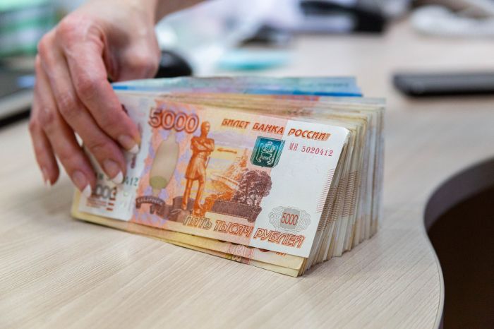Рубль упал ниже 7 тенге, доллар подрос до 470