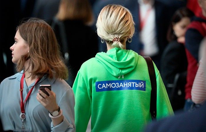 Уехавшим россиянам запретят работать в режиме самозанятых 