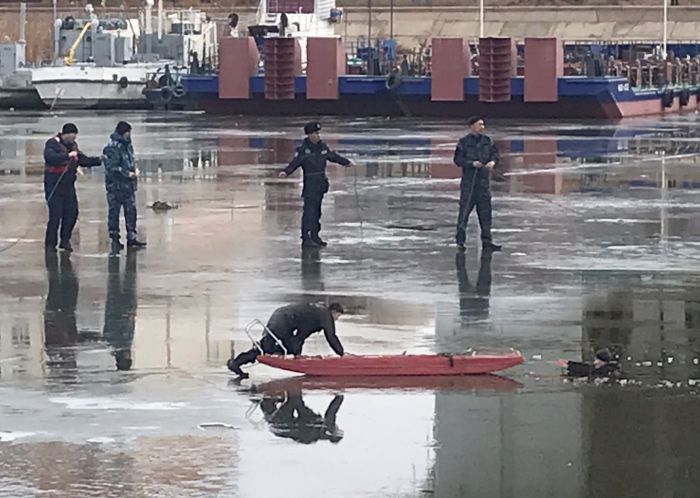 ​Спасатели ищут рыбака, провалившегося под лёд