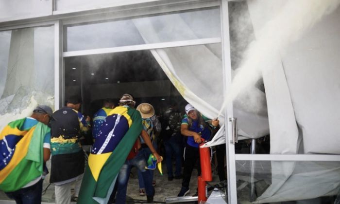 Сторонники Болсонару ворвались в здания суда и парламента Бразилии: президент страны ввёл в столице режим ЧС