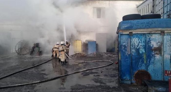 Женщина погибла во время пожара на СТО в Актау 