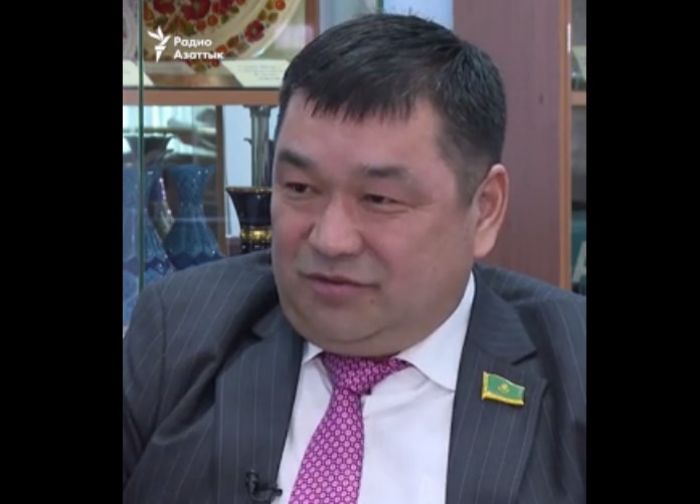 Казахстанский депутат поддерживает Путина и видит в Киеве «нацистов» 