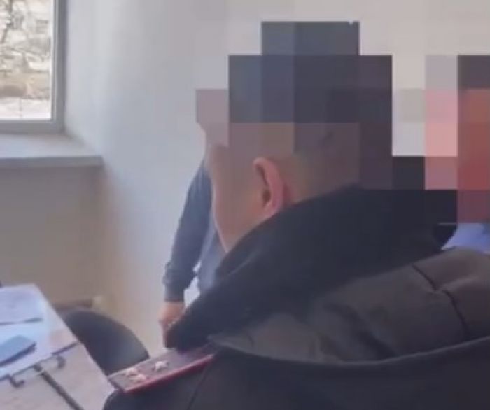 Преподавателя вуза задержали при получении взятки в Таразе 