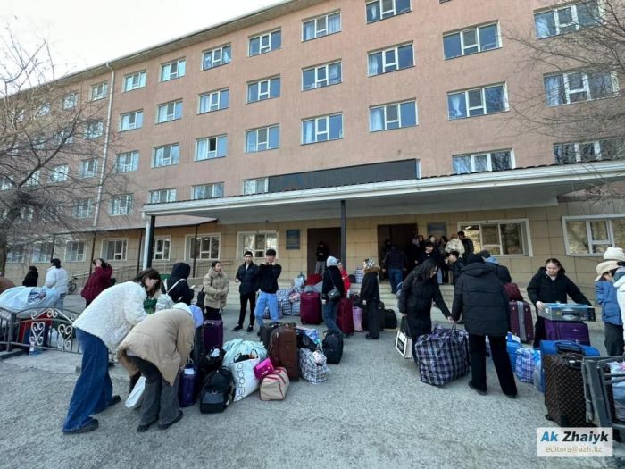 Студентов АГУ переселяют из ставшего опасным общежития