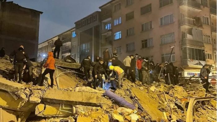 Мощное землетрясение в Турции: обрушились здания, растёт число погибших 