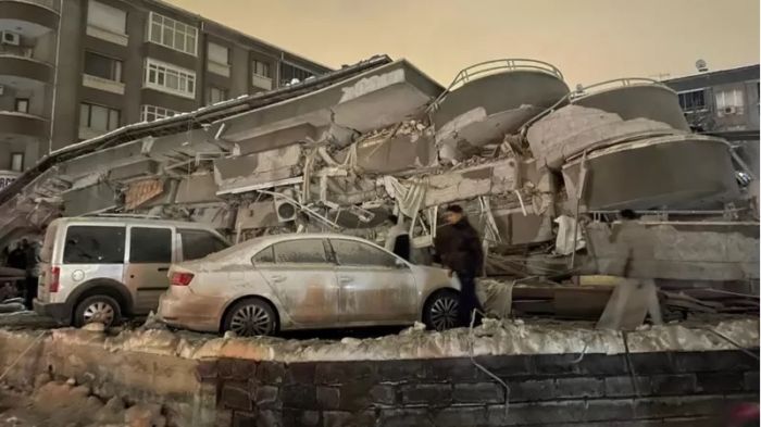Мощное землетрясение на юго-востоке Турции унесло жизни более 500 человек 