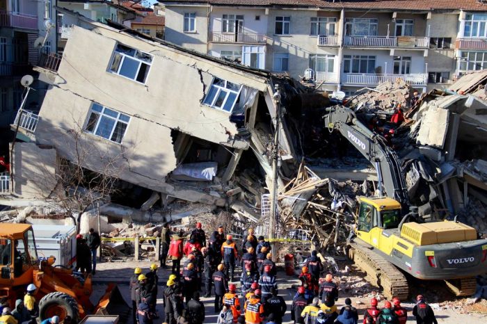 Землетрясение в Турции и Сирии: погибших больше 7800, надежд найти под завалами выживших все меньше 
