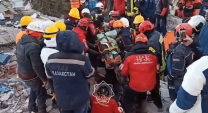 Казахстанские спасатели вытащили из-под завалов троих человек, все они живы 