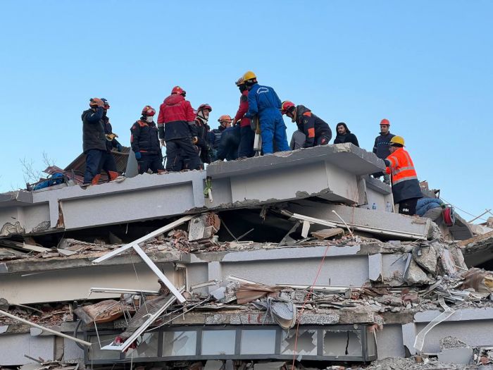 Из-под завалов в Турции извлечено тело одного казахстанца 