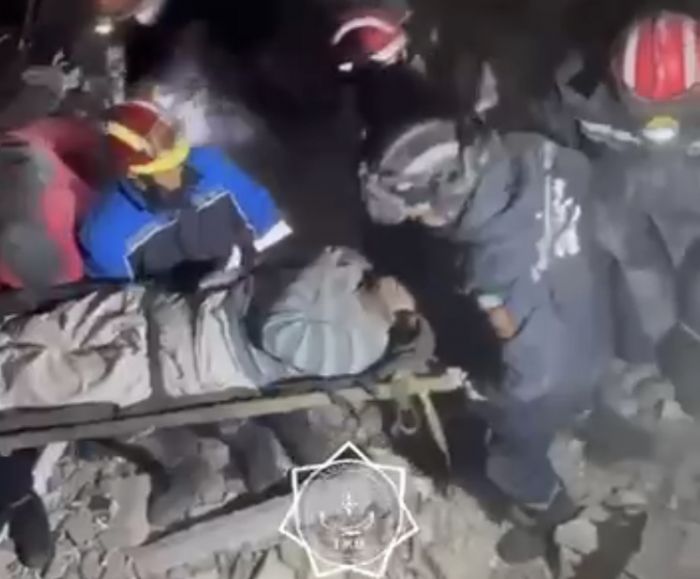 Спасатели МЧС Казахстана вытащили из-под завалов троих живых людей 