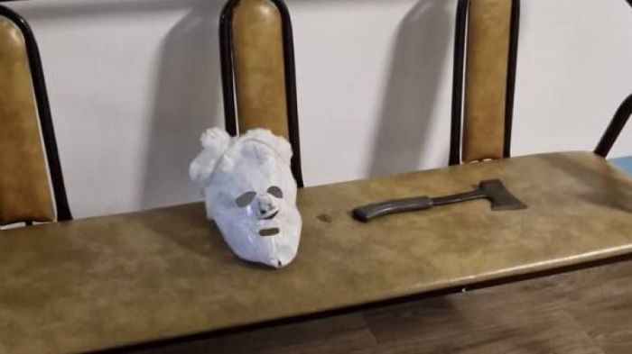 Нападение в школе Петропавловска: появилось фото маски и топора 