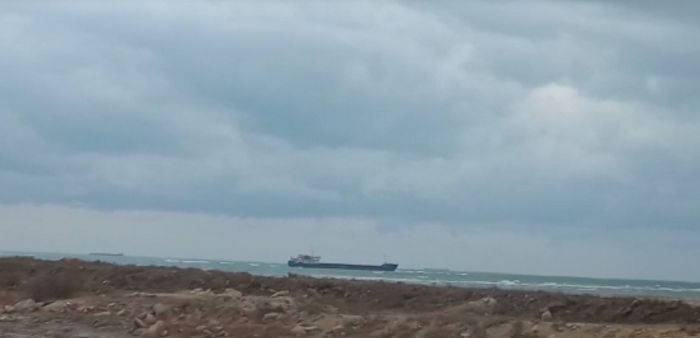 В Сети опубликовали видео с севшим на мель судном недалеко от Актау 