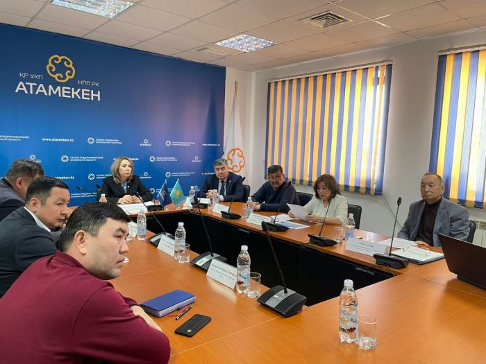 Перевозчики Атырау: «Власти ввели множество льгот для пассажиров, а оплачивать их не хотят» 