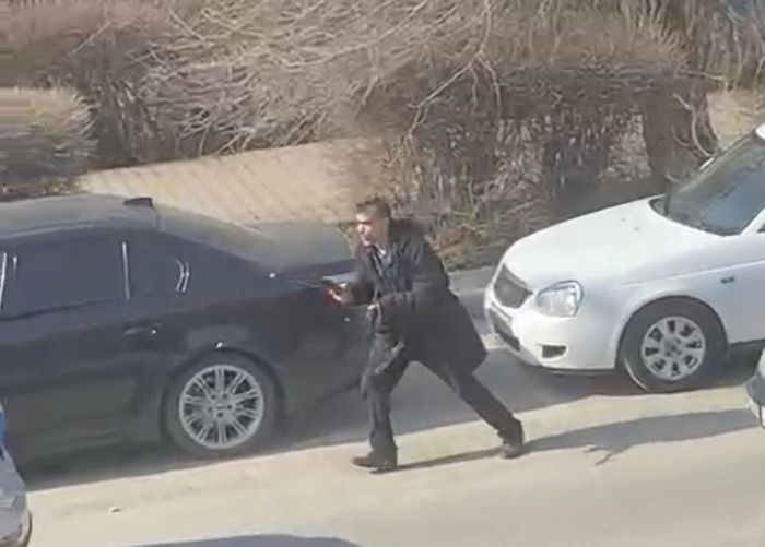 Мужчина напал на оружейный магазин в Шымкенте и устроил перестрелку. Охранник ранен