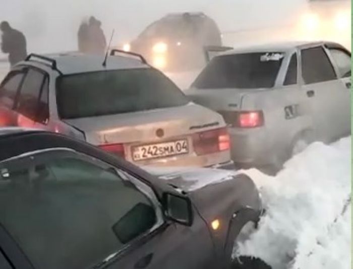 Массовое ДТП с 11 авто произошло на трассе в Актюбинской области 