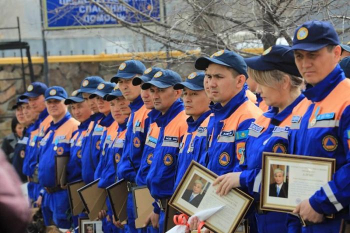 В Алматы наградили вернувшихся из Турции спасателей 