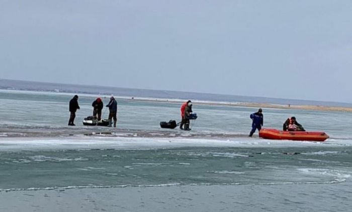 12 рыбаков на льдине унесло от берега на Капшагае 