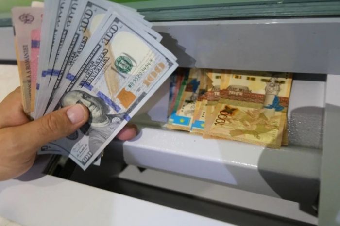 Эксперты финрынка изменили свой прогноз курсов доллара и рубля в сторону укрепления тенге