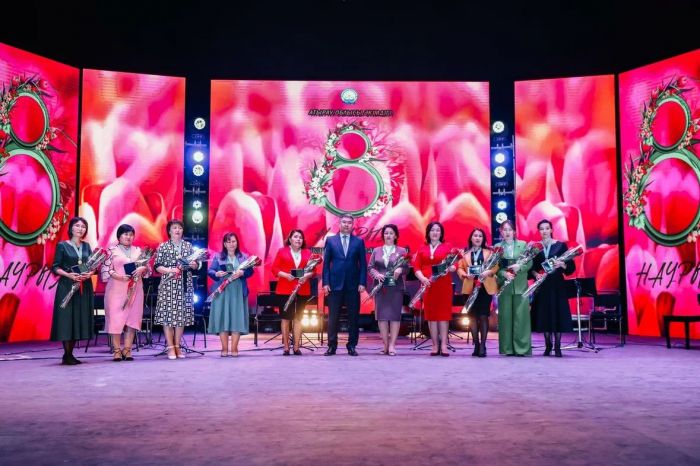 В Атырау многодетным матерям вручили подвески «Алтын алқа» и «Күміс алқа»