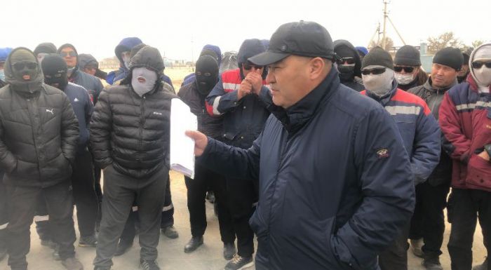 Требуют устроить в «нефтянку»: бастующим предложили работу с зарплатой 450 000 тенге, но они отказались 