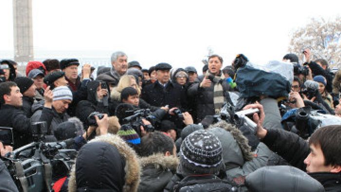 Полиция начала задерживать активных участников митинга оппозиции в Алматы