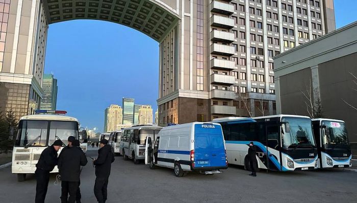 Уволенные рабочие нефтесервисной компании из Жанаозена собрались у здания Минэнерго в Астане