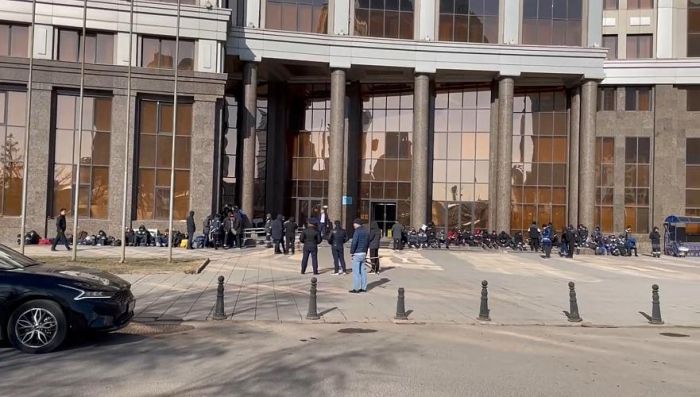 «До тех пор, пока наша проблема не решится»: число собравшихся в Астане нефтяников из Жанаозена выросло вдвое