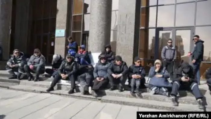 «Предлагают зарплаты на 70 процентов ниже». Переговоры бастующих с чиновниками провалились