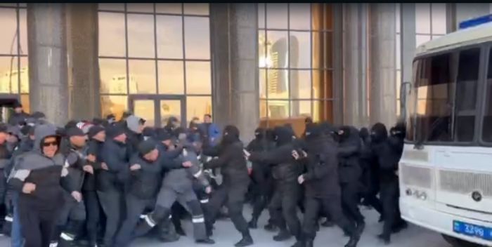 «Власть»: Протестующих в Астане жанаозенцев задержали