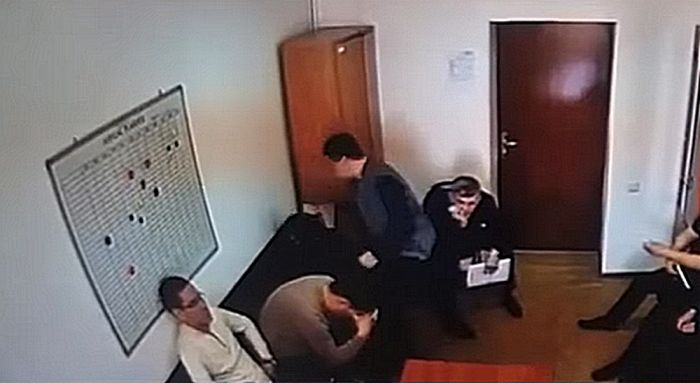Видео избиения полицейским начальником подчиненного в Актау появилось в сети