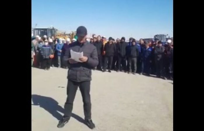 В Актау сотрудники ТОО вышли на акцию протеста из-за сделки акимата с новой подрядной компанией 