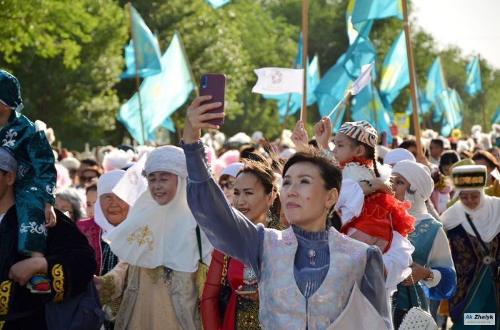 Парад национальных костюмов в Атырау