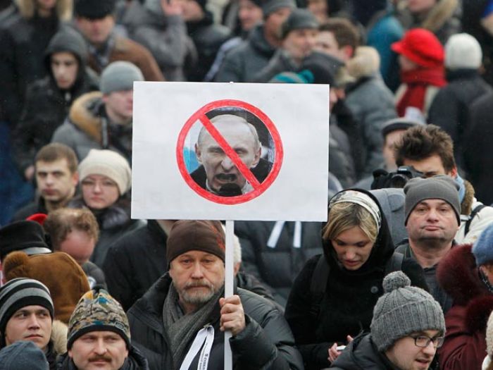 Весь центр Москвы охватили акции - за Путина и против
