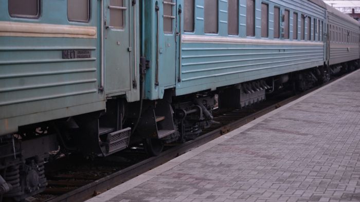 Пассажирский поезд сошёл с рельсов в Алматы