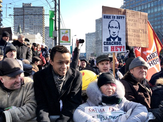 Выборы президента митинг. Навальный белые ленточки. Белая лента Навальный. Митинг на Арбате. Митинг 23 января Арбат Москва.