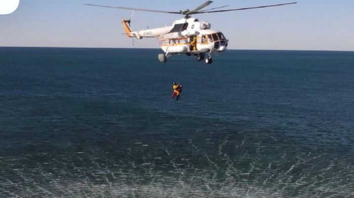 В Мангистау трёх девушек унесло на матрасе в море. К поискам подключен вертолёт