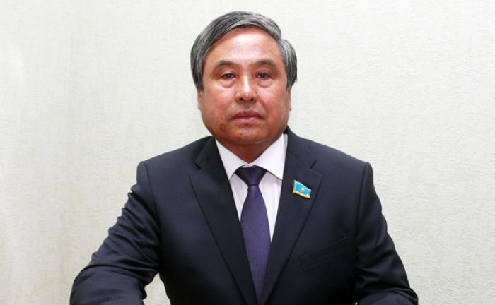 Запретить казахским девушкам вступать в брак с иностранцами предлагает сенатор Ергалиев