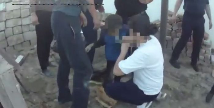 В Аккистау мальчик упал в септик, его спасли полицейские 