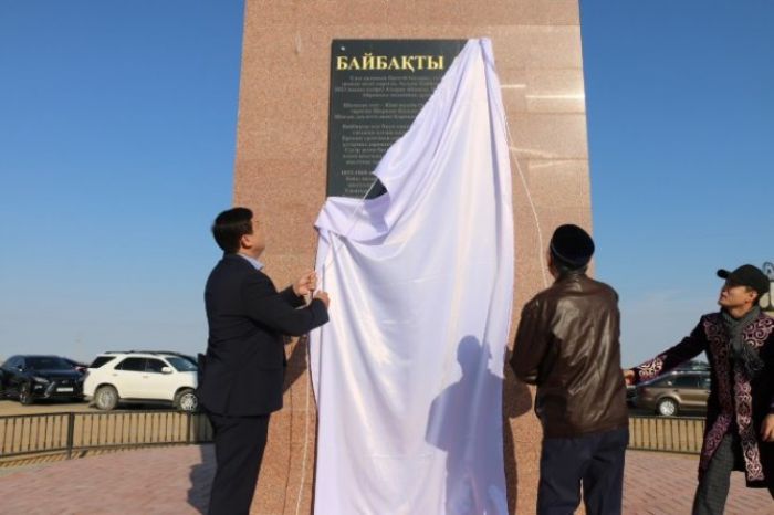 В Доссоре открыли памятник Байбакты ата 