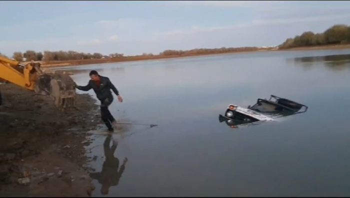 В Урале обнаружена затонувшая машина с людьми